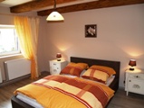 Das Schlafzimmer vom Ferienhaus Casa-Romanita II in Rumnien ist mit einem Doppelbett ausgestattet.